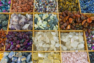 renkli değerli taşlar