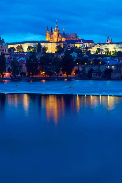 Het kasteel en de rivier vltava — Stockfoto
