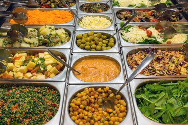 bir restoran salata büfesi