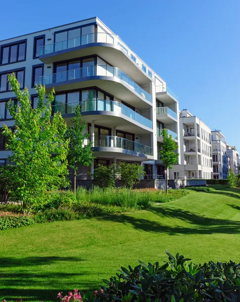 Casas de apartamentos y césped verde —  Fotos de Stock