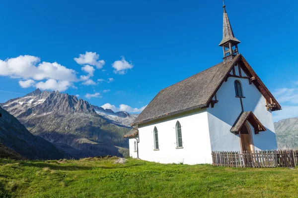Kleine witte kerk in de Alpen — Stockfoto