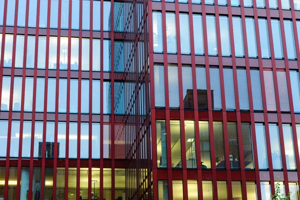 Voorzijde van een modern kantoorgebouw — Stockfoto