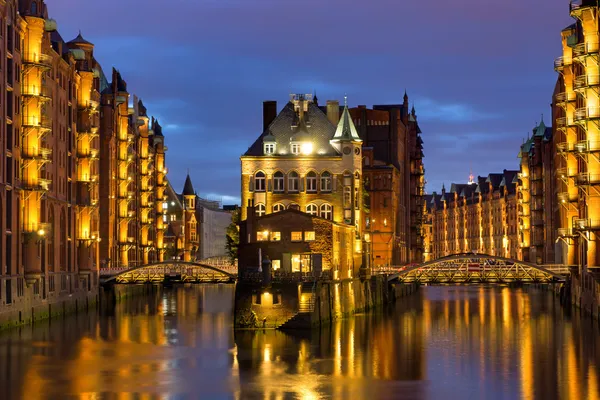 Alte lagerhallen in hamburg — Stockfoto