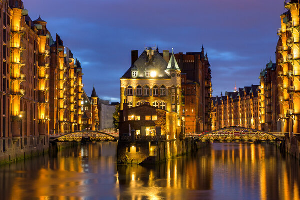 Alte lagerhallen in hamburg — Stockfoto