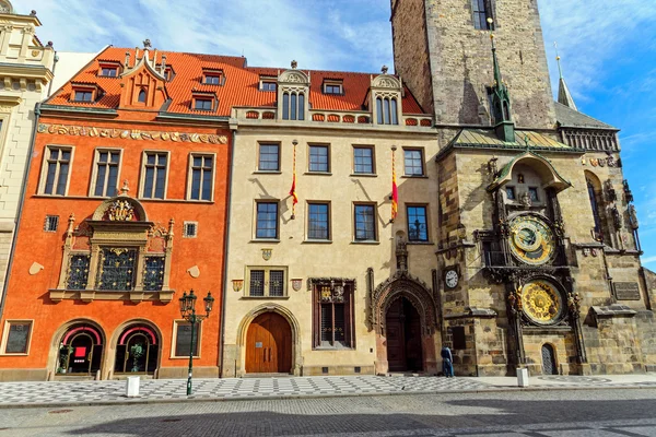 Historické budovy a orloj — Stock fotografie
