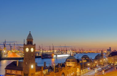 Güneş battıktan sonra Hamburg Limanı