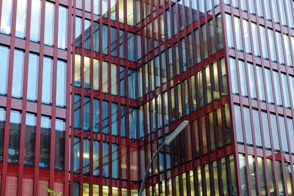 Fachada roja de un edificio de oficinas — Foto de Stock