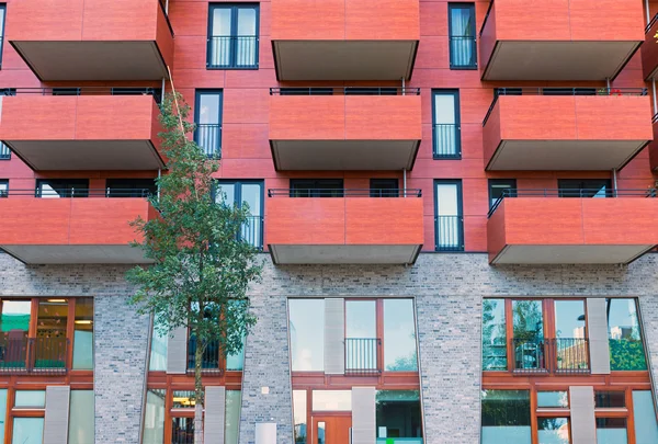 Casa con balcones rojos — Foto de Stock