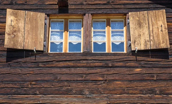Dvě okna dřevěná bouda — Stock fotografie