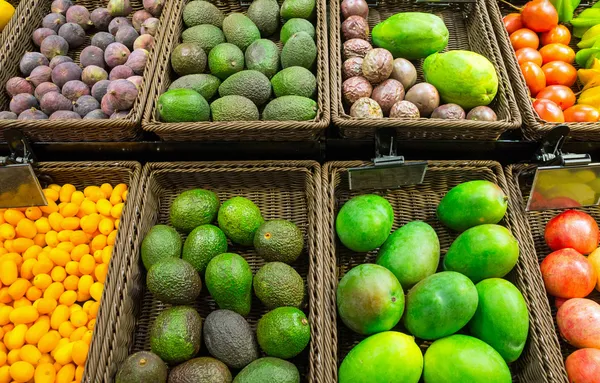 市場での様々 な果実 — ストック写真