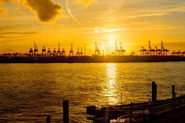 gün batımında harbour Hamburg
