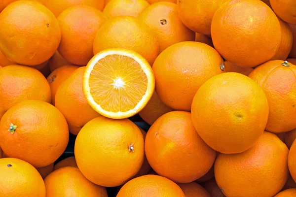 Reife Orangen zum Verkauf — Stockfoto