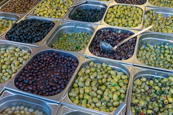 Verschiedene Arten von Oliven — Stockfoto