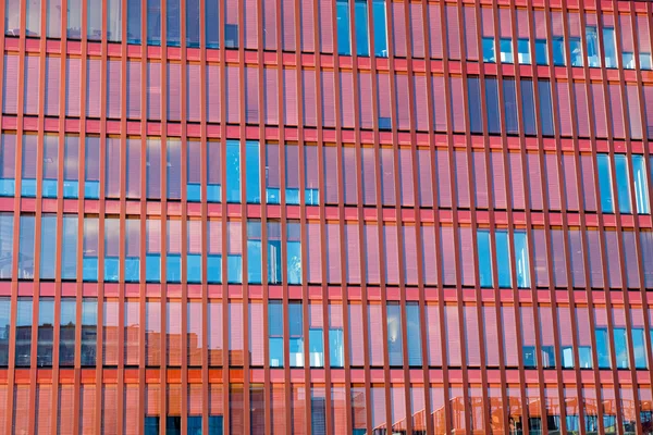 Fachada vermelha de um edifício de escritório — Fotografia de Stock