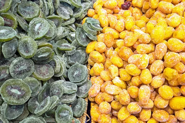 Getrocknete Kiwis und Kumquats — Stockfoto
