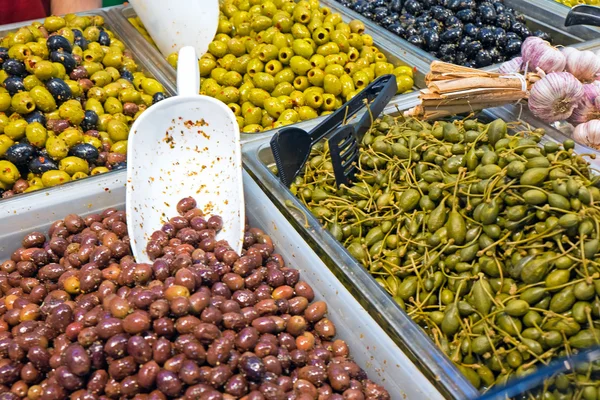 Aceitunas y alcaparras — Foto de Stock