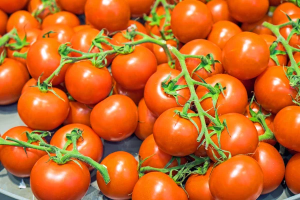 Tomates vermelhos maduros para venda — Fotografia de Stock