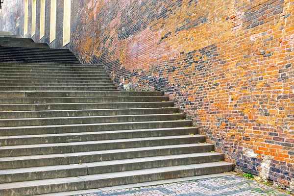 Merdiven ve eski brickwall — Stok fotoğraf