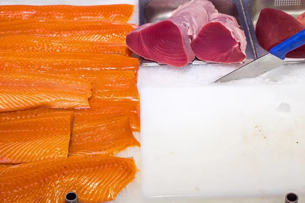 Friss tonhal és a lazac filé — Stock Fotó