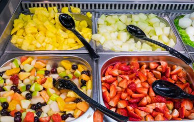 bir restoranda meyve salatası