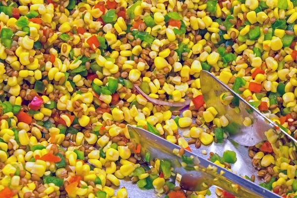 Salat mit Mais und Paprika — Stockfoto