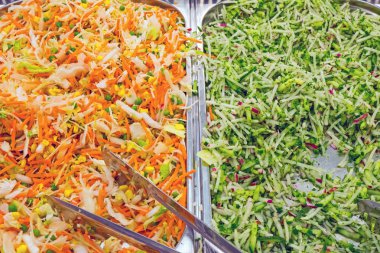lahana salatası ve salatalık salatası
