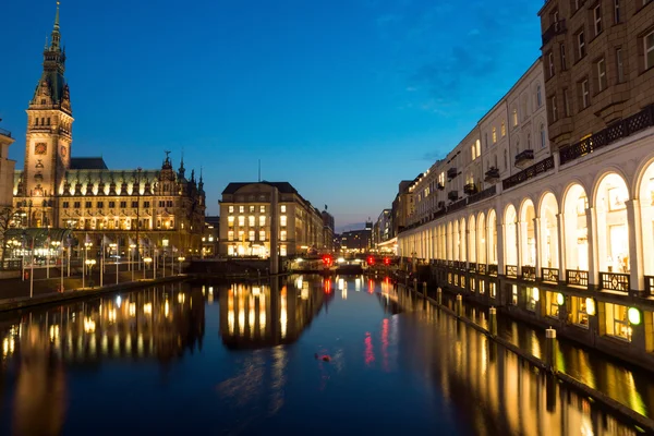 Alsterfleet e prefeitura à noite — Fotografia de Stock