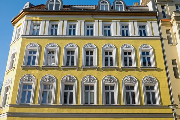 Casa amarilla restaurada en Berlín — Foto de Stock