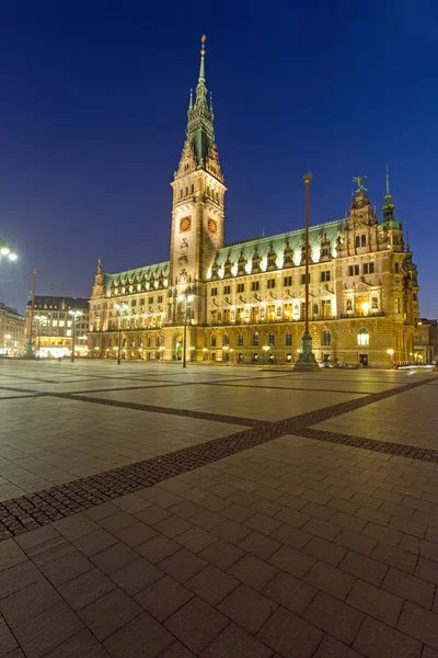 A câmara municipal em Hamburgo à noite — Fotografia de Stock