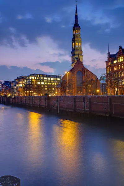 Iglesia al amanecer en Hamburgo — Foto de Stock