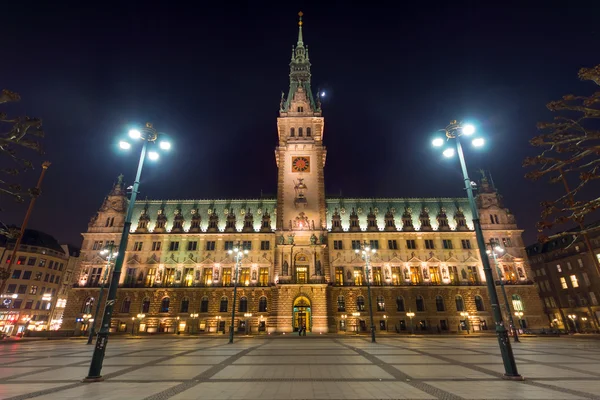 Hamburgs rådhus om natten – stockfoto