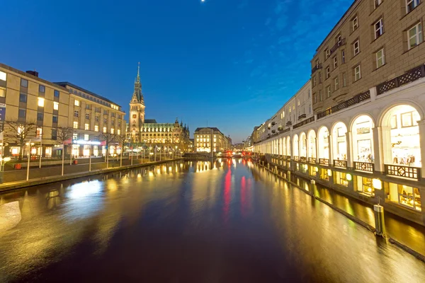 Municipio e Alsterfleet di notte — Foto Stock