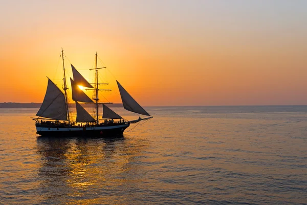 Romantic sunset with sailing ship — Stock Photo, Image