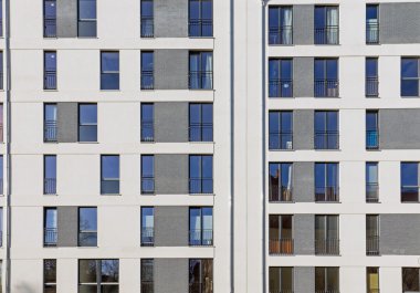 Modern bir binanın cephesi.