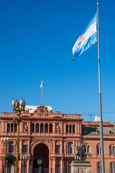 Casa Rosada and an argentinean flag — Stock Photo, Image