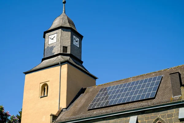 Kyrkan med solpaneler — Stockfoto