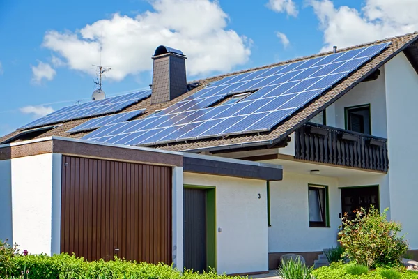 Huis met zonnepanelen — Stockfoto