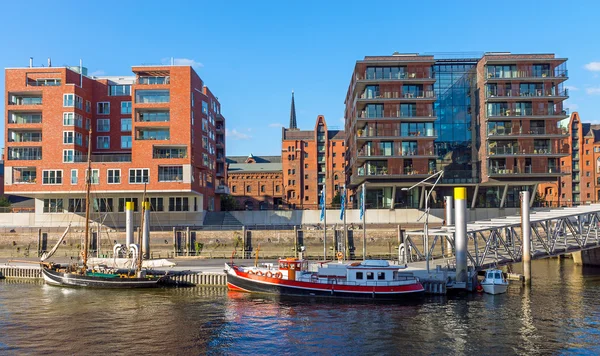 Schepen en gebouwen in hamburg — Stockfoto