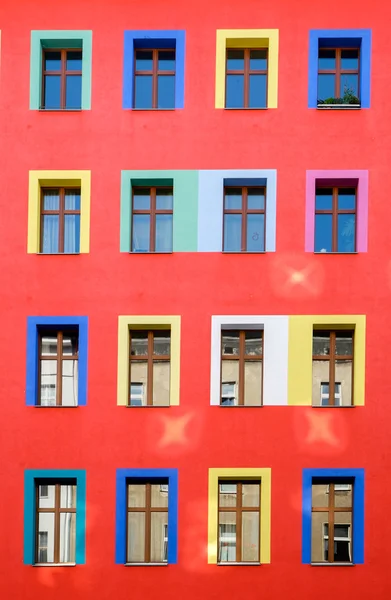 Fachada de edifício vermelho colorido — Fotografia de Stock