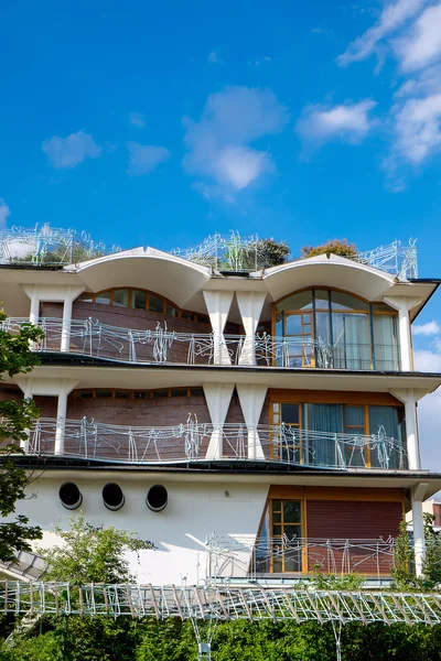 Casa con un jardín en la azotea —  Fotos de Stock