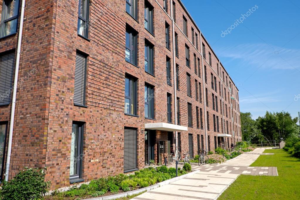 Moderne Gebäude aus rotem Backstein — Stockfoto © elxeneize #47571193