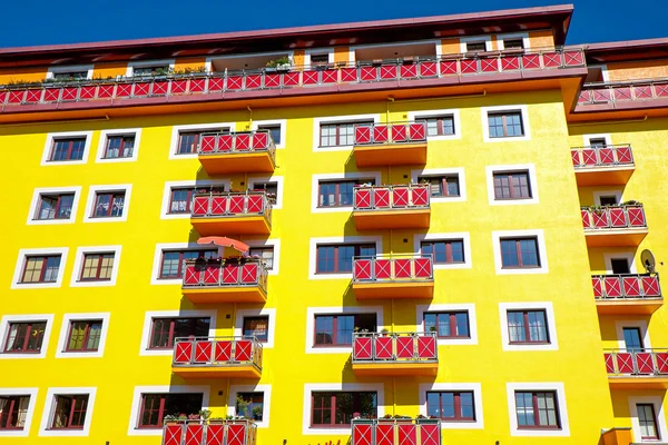 Casa de apartamento amarelo — Fotografia de Stock