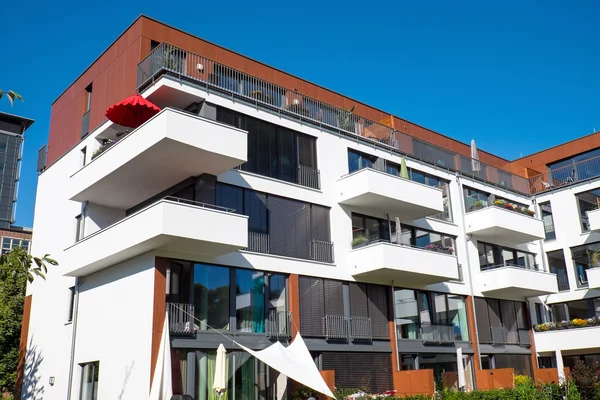 Casa moderna con balcones —  Fotos de Stock