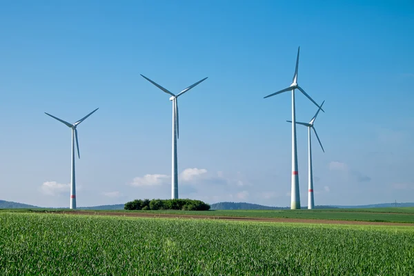 Rodas de vento sob um céu azul — Fotografia de Stock