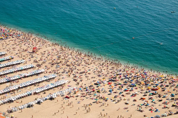 Přeplněné pláži v nazare — Stock fotografie