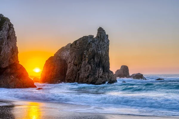 Prachtige Zonsondergang Een Rotsachtig Strand Aan Portugese Atlantische Kust — Stockfoto