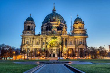 Berlin Katedrali, Almanya, gün doğumundan hemen önce.