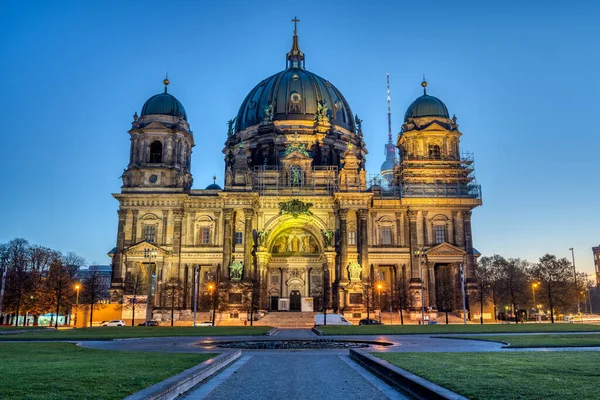 Oświetlona Berlińska Katedra Niemcy Tuż Przed Wschodem Słońca — Zdjęcie stockowe