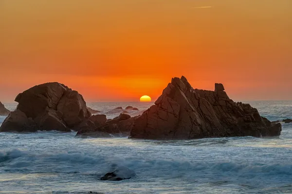 Krásný Západ Slunce Skalnaté Pláži Portugalského Atlantického Pobřeží — Stock fotografie