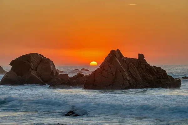 Hermosa Puesta Sol Una Playa Rocosa Costa Atlántica Portuguesa — Foto de Stock